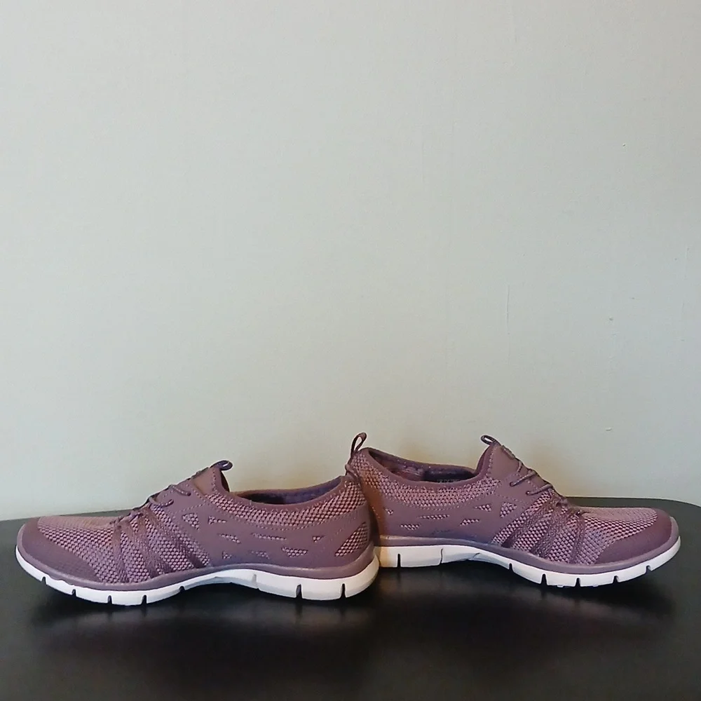 NWOT Skechers  Knit Sneakers Size 8 - Picture 2 of 4